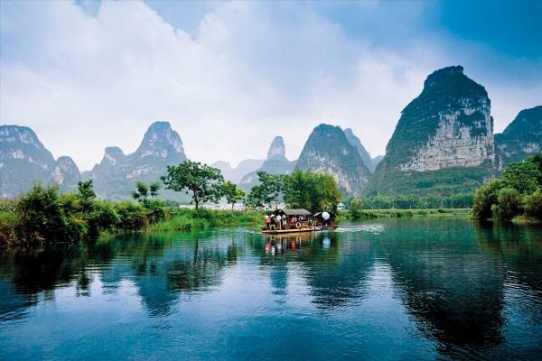 广西小城暖阳下的欢乐时光全景